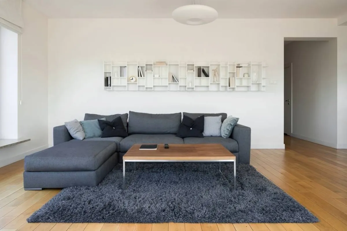 الرفوف في غرفة الجلوس الـ"مودرن" قد تتلوّن بالأبيض