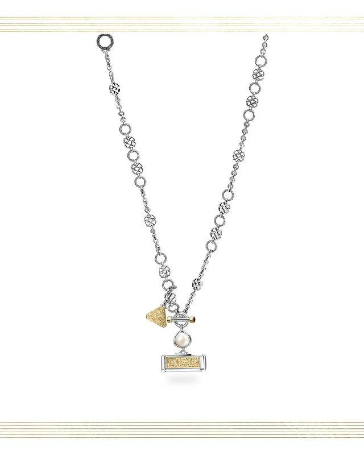 قلادة ريا أبي راشد -الصورة من صفحة عزة فهمي على انستغرام