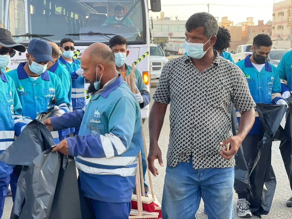 أمانة جدة تنفذ مبادرة تنظيف حي الفضيلة بمشاركة الهلال الأحمر 