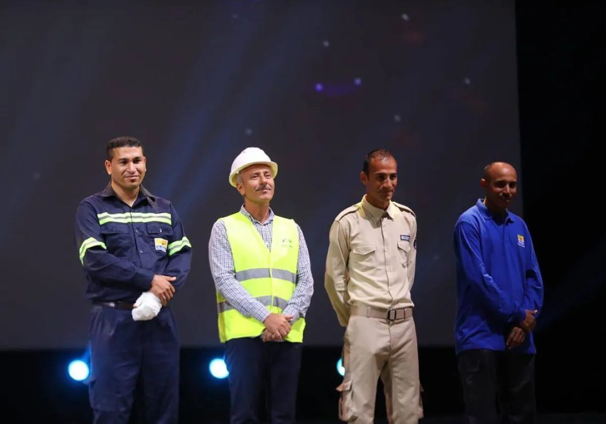 سميح ساويرس يكرم عمّال الجونة  - الصورة من حساب مهرجان الجونة على انستغرام