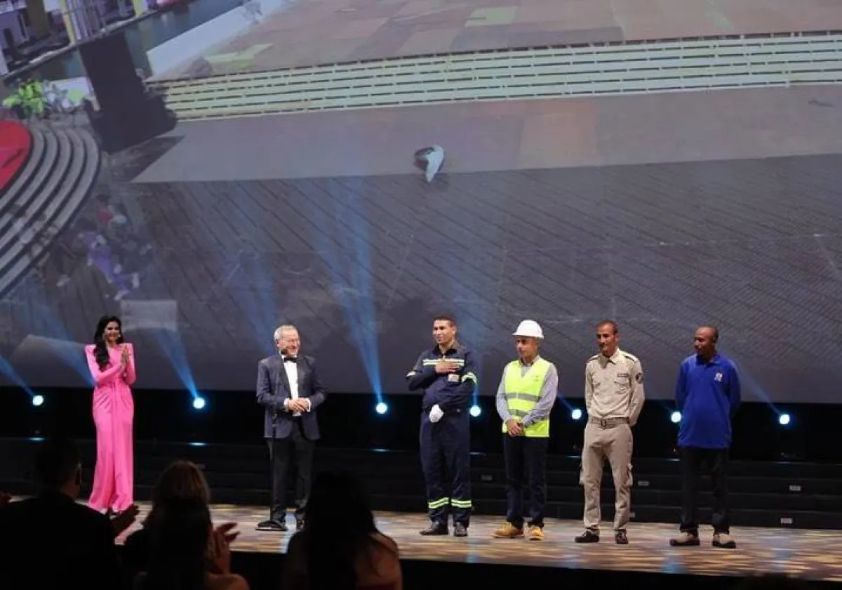 سميح ساويرس يكرم عمّال الجونة  - الصورة من حساب مهرجان الجونة على انستغرام