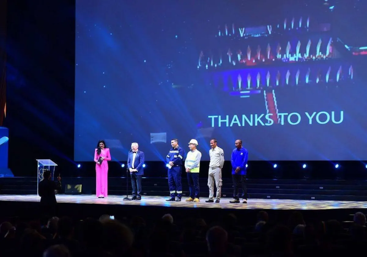 سميح ساويرس يكرم عمّال الجونة  - الصورة من حساب مهرجان الجونة على انستغرام