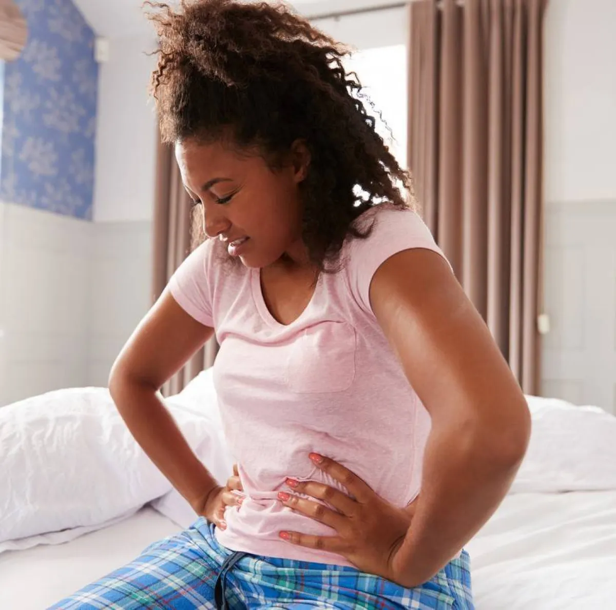 صورة لامرأة تعاني من ألم الدورة الشهرية