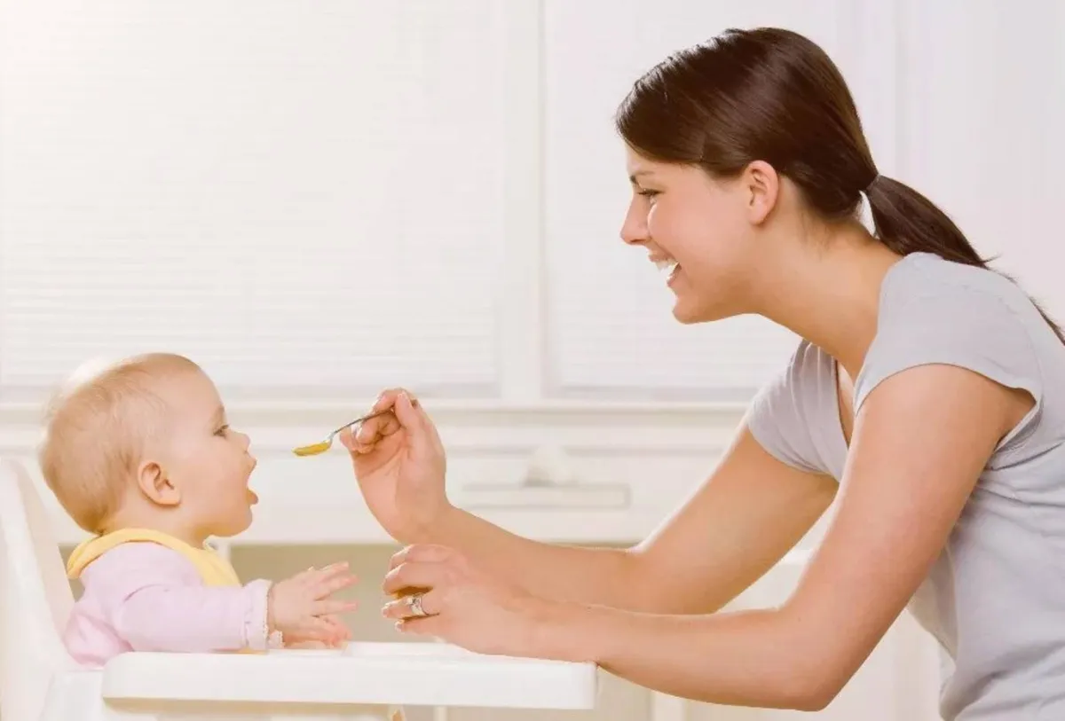 صورة لأم تطعم طفلها