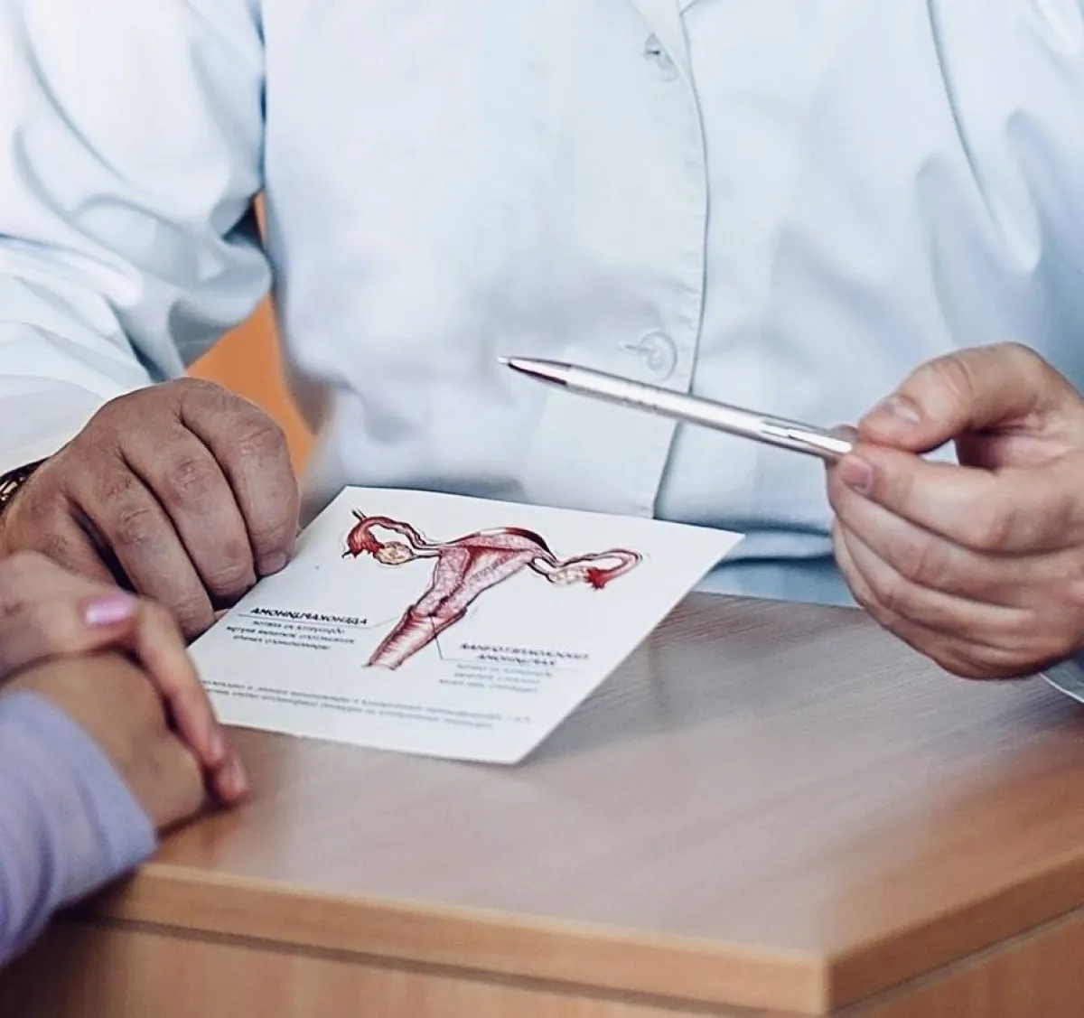 صورة امرأة عند الطبيب