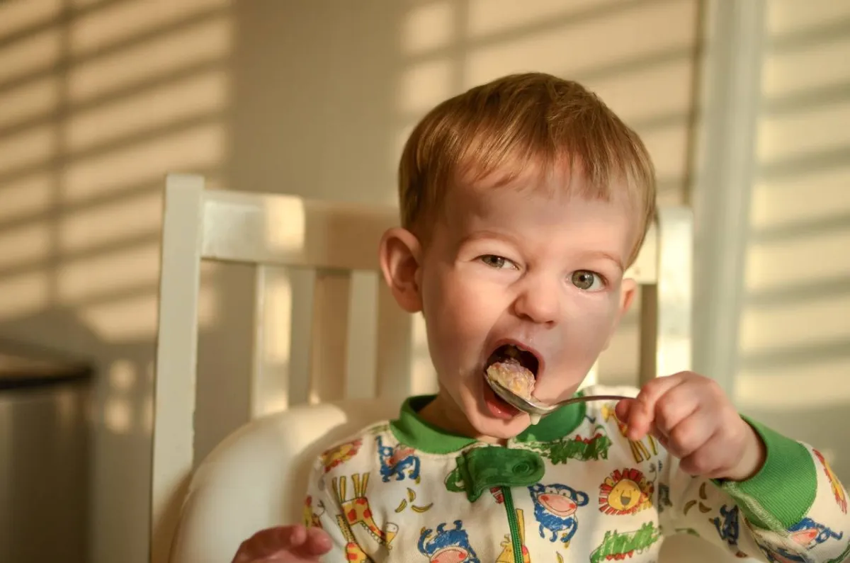 صورة لطفل يتناول طعامه