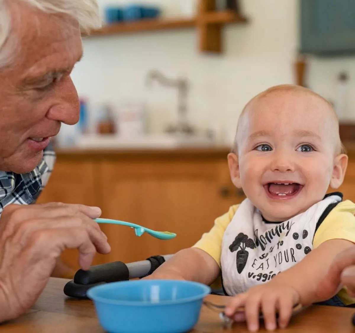 صورة لجد يطعم حفيده