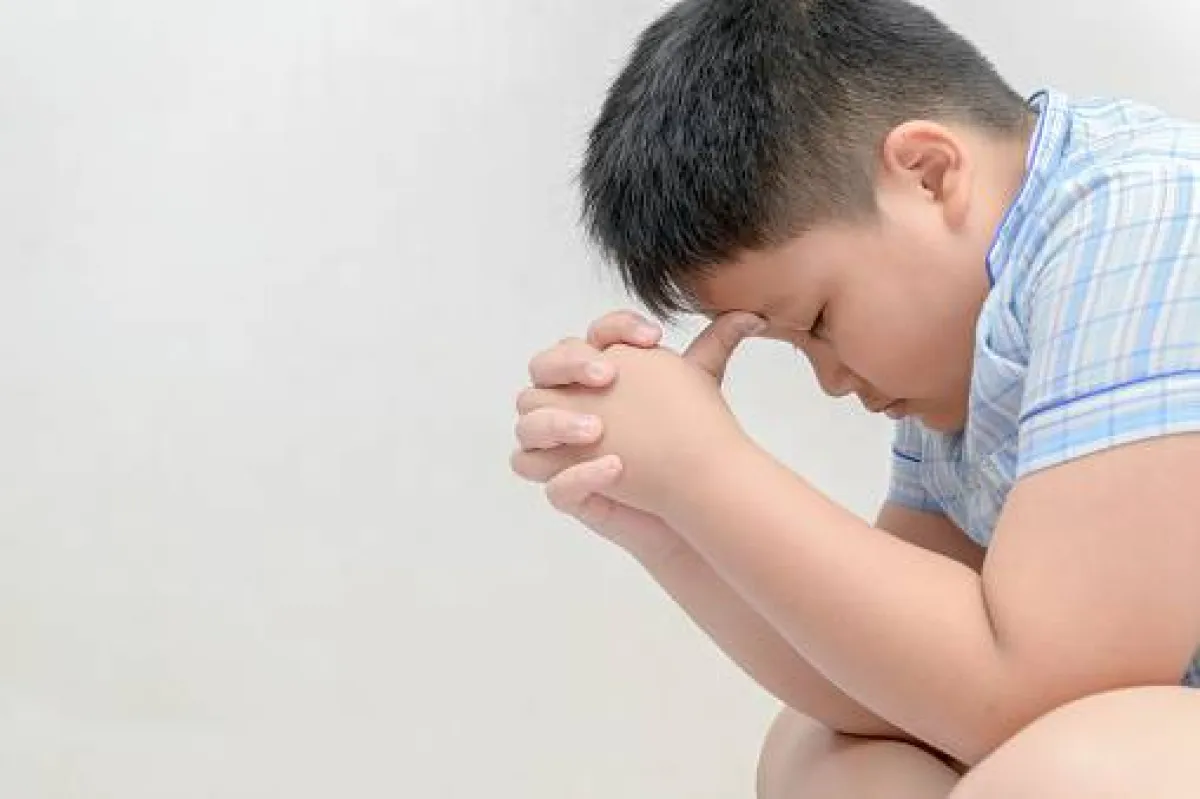 صورة لطفل يشعر بالعزلة والقلق