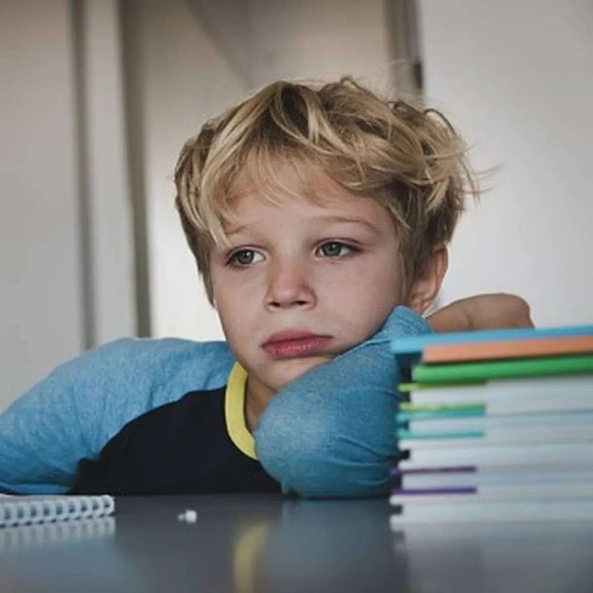 صورة لطفل يشعر بالاكتئاب