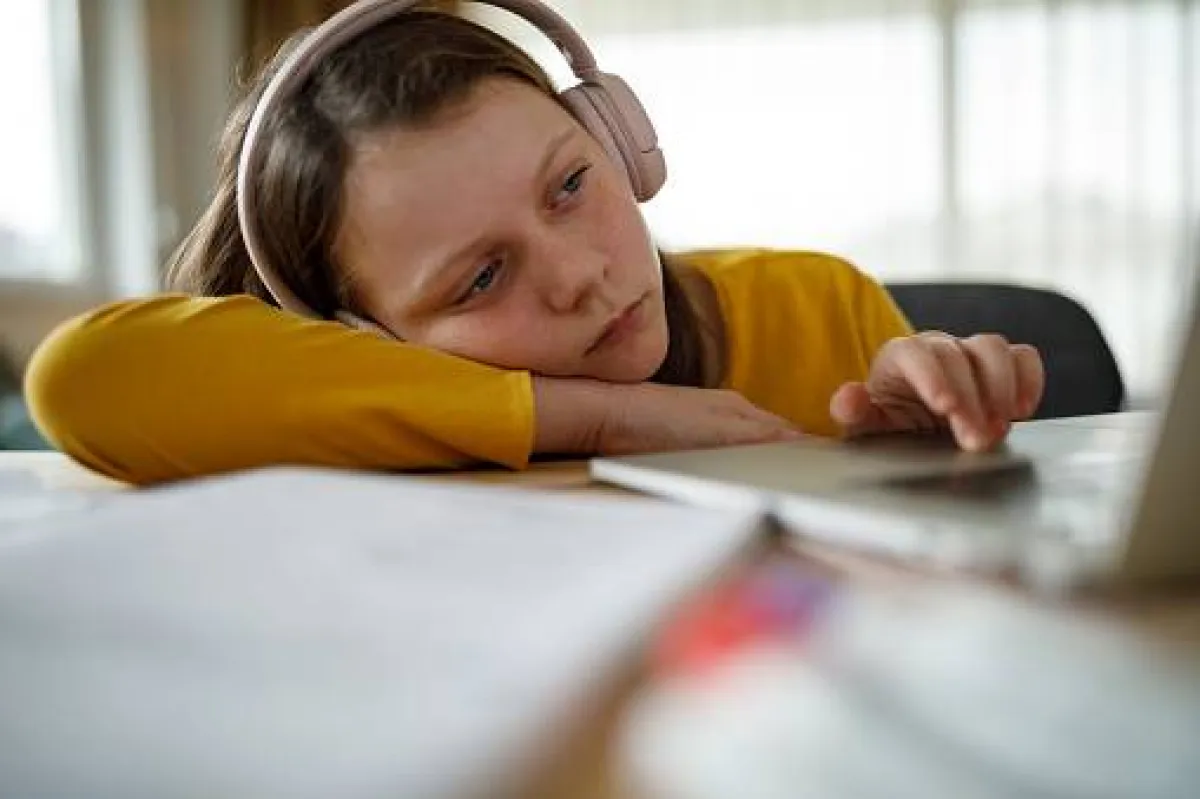 صورة لطفلة تشعر بالعزلة