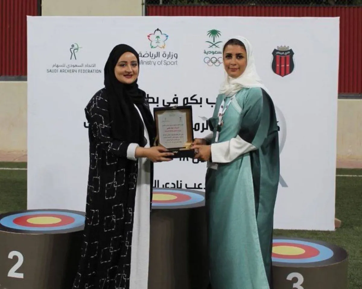 تكريم هناء حلمي مشرفة الألعاب المختلفة النسائية بنادي الرياض من قبل مديرة بطولة كأس الاتحاد للسيدات 