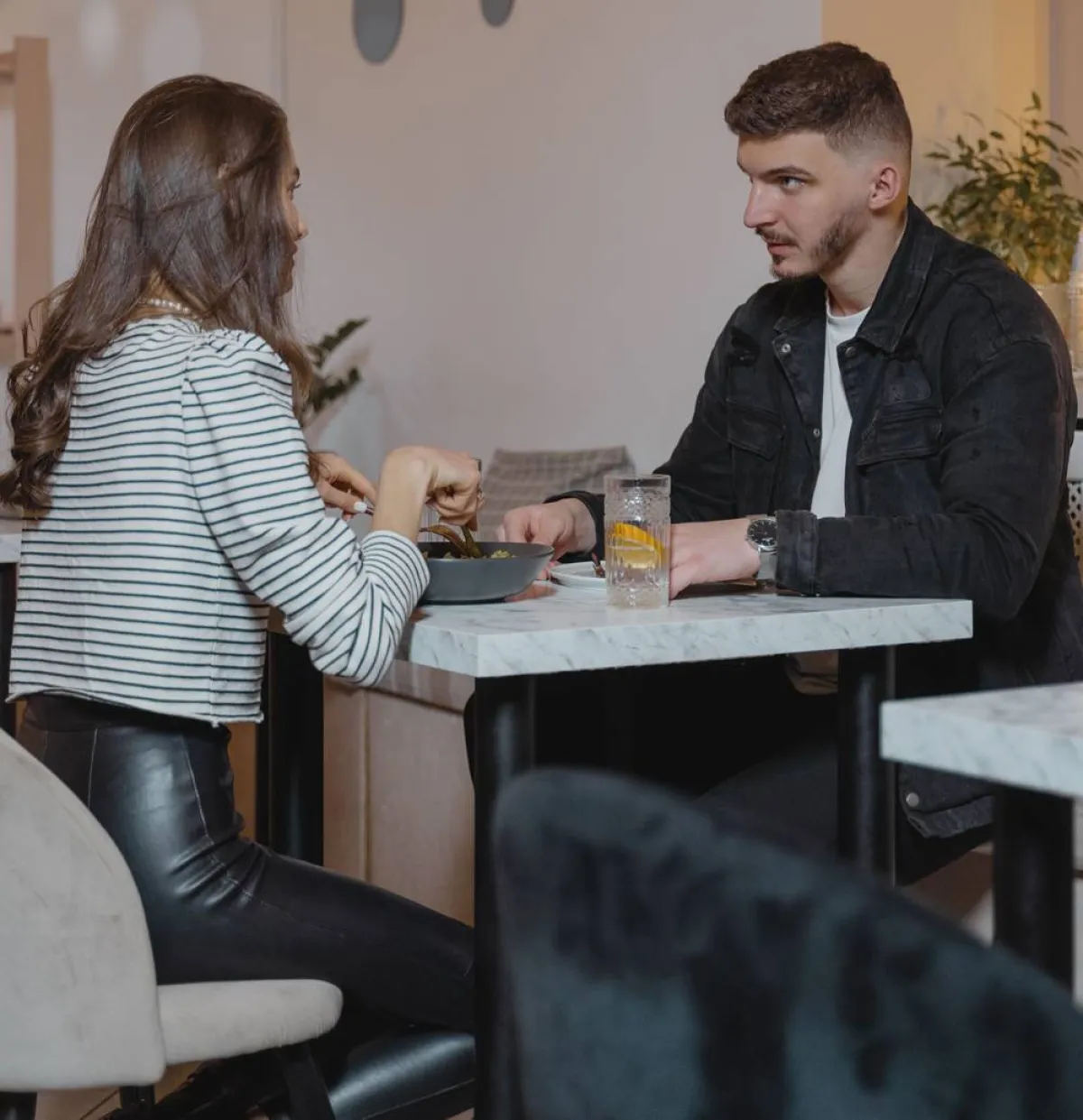 الشباب والحياة السعيدة