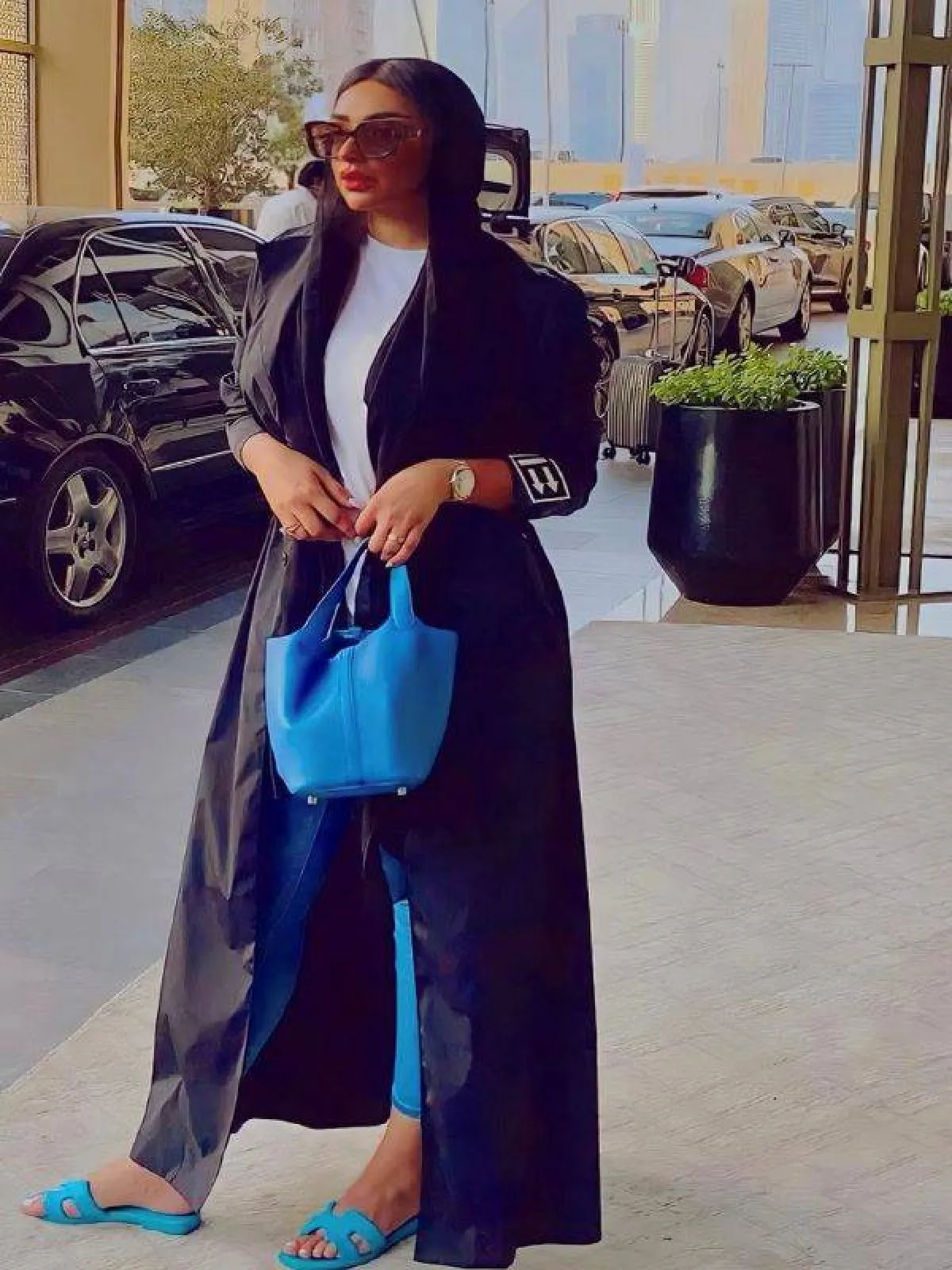 العباية الكلاسكية مع الازياء الكاجوال من امل الانصاري