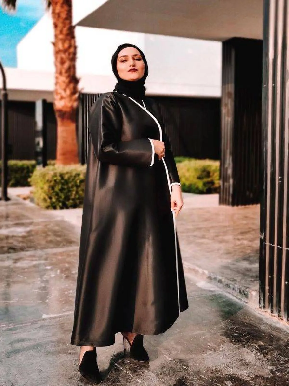 دلال الدوب بعباية من الساتان