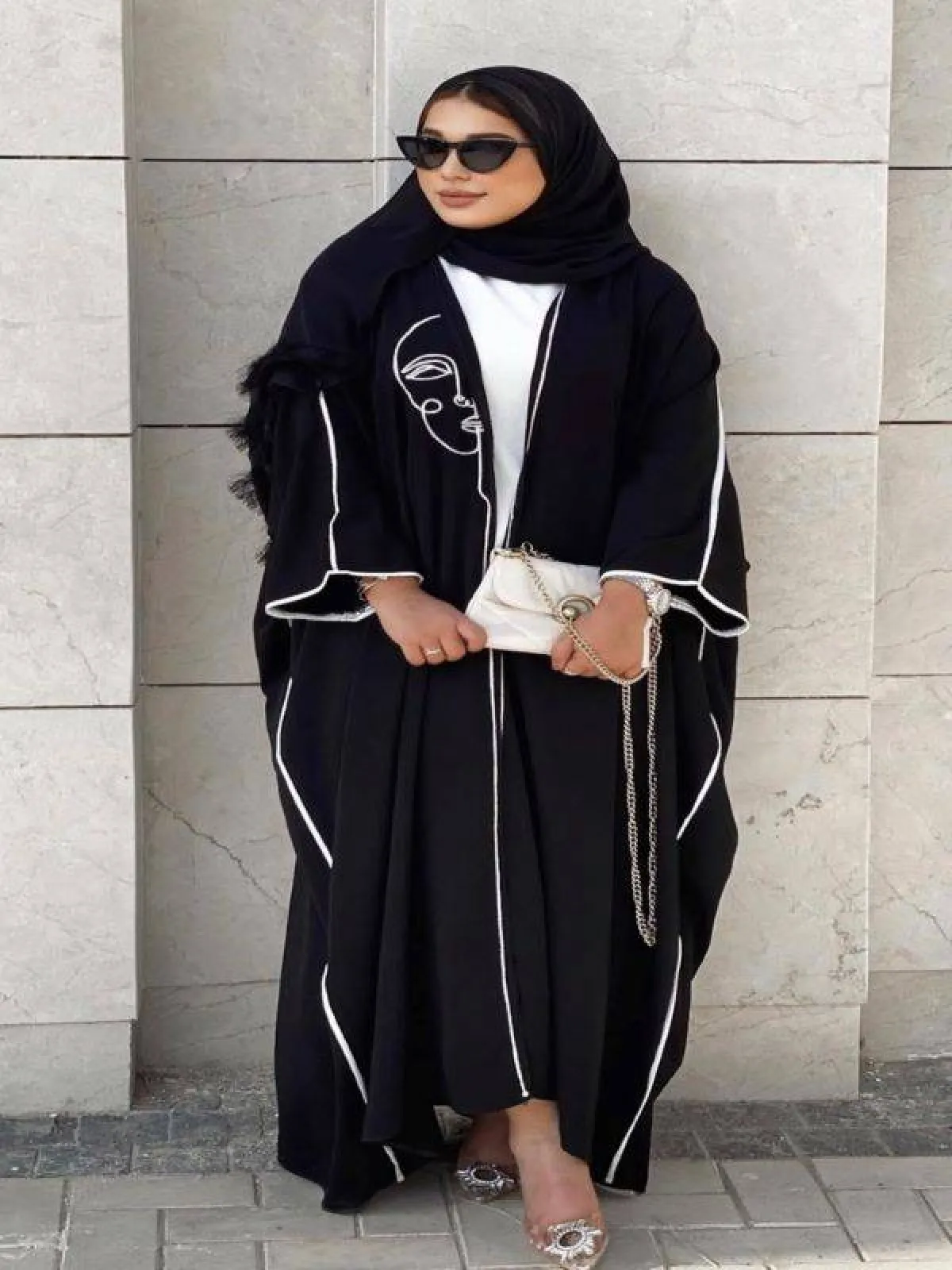 حنان الحكيم بعباية سوداء