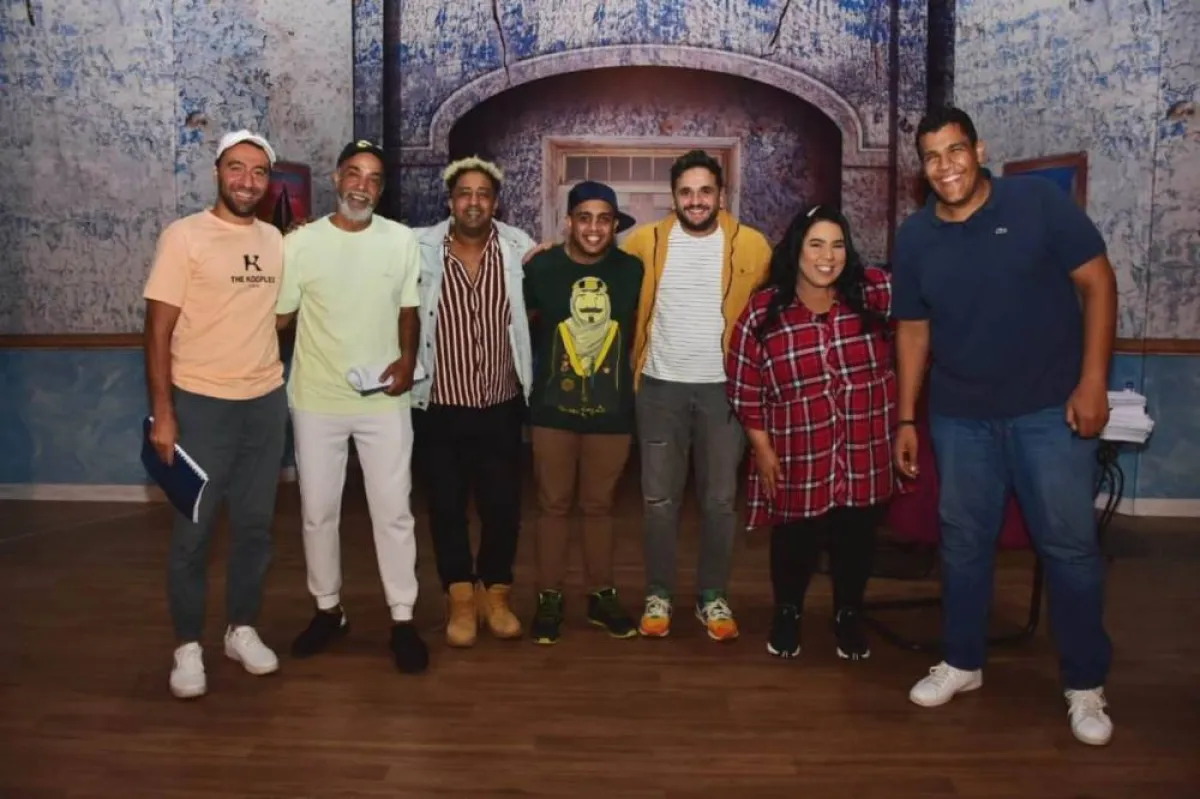 نجوم مسرحية عائلة تس - الصورة من حساب مصطفى خاطر على انستغرام