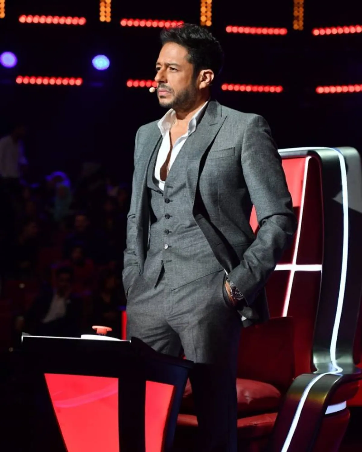 محمد حماقي بإطلالة رسمية كلاسيكية