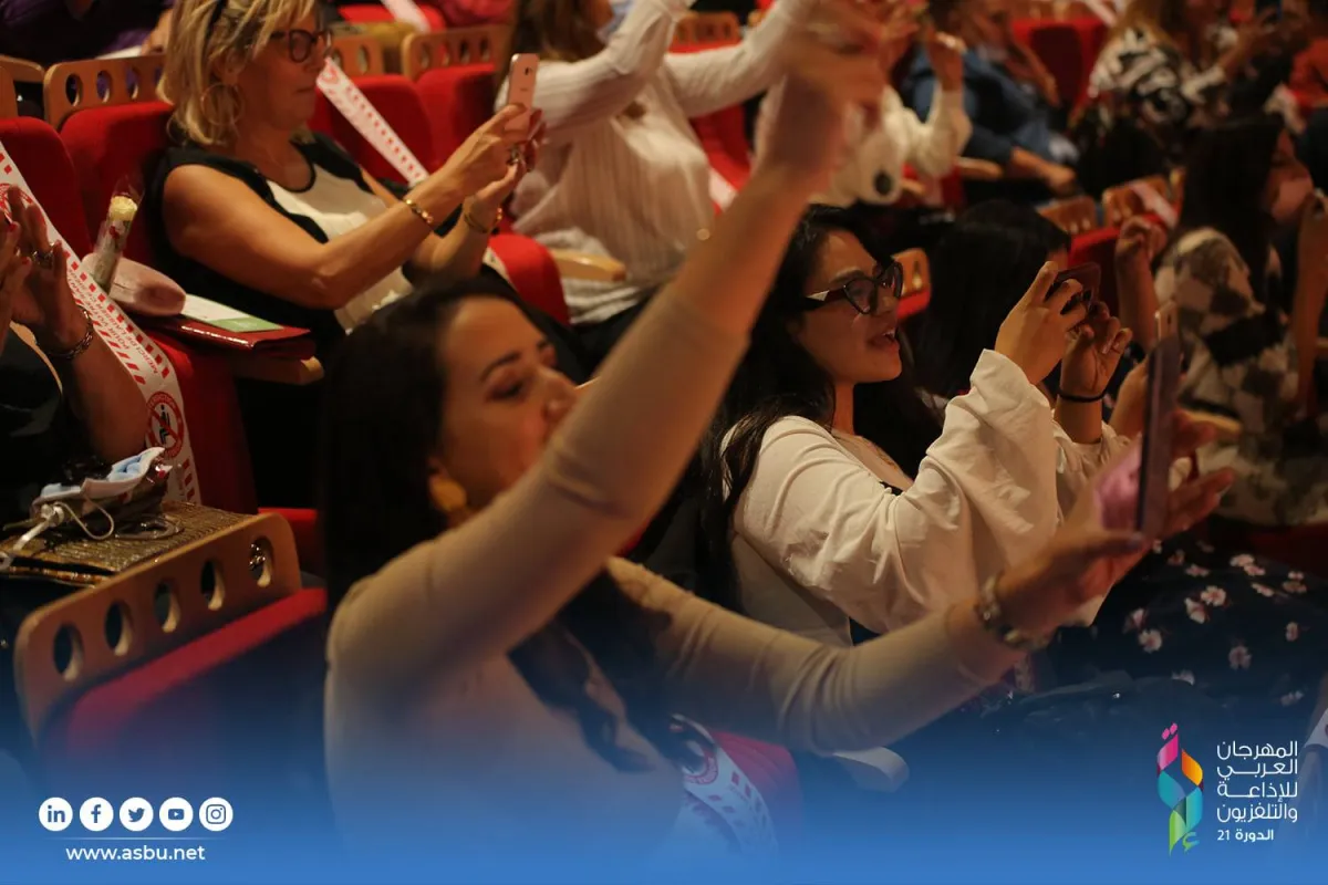 تجاوب الجمهور الحاضرمع الفنان ناصيف زيتون- الصورة من موقع المهرجان