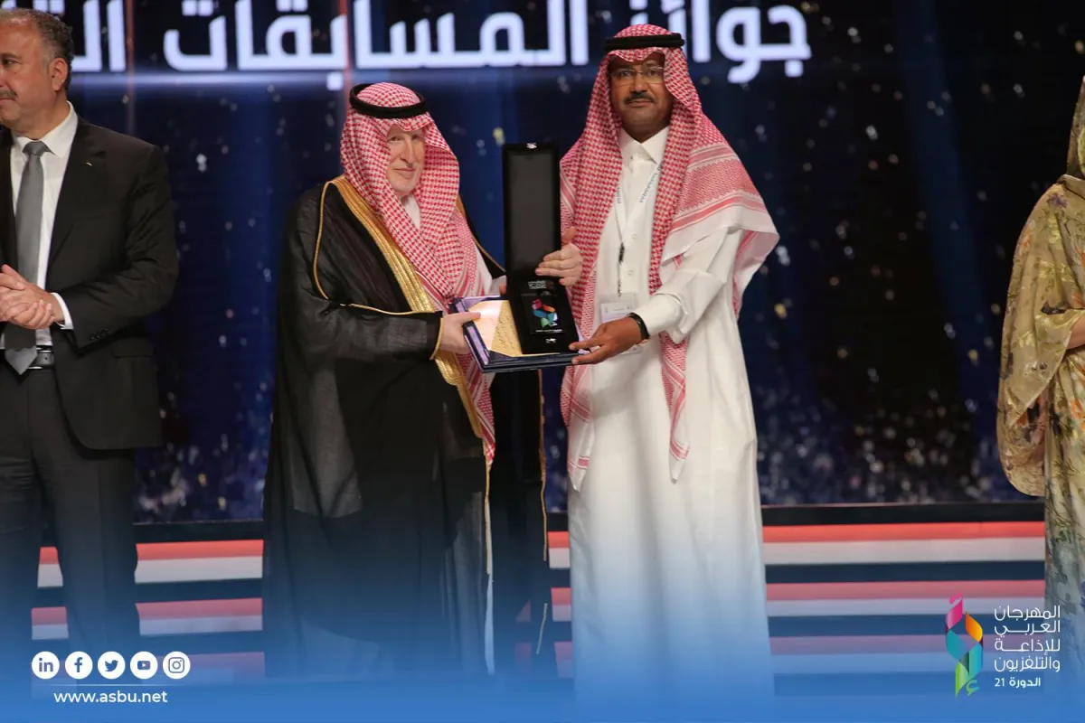 وليد عبد الله شلهوب من السعودية يتسلم جوائزالتلفزيون السعودي- الصورة من موقع المهرجان