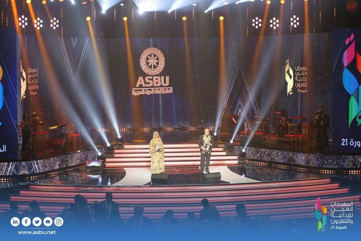 إسراء عادل وحاتم بن عمارة توليا تقديم مختلف فقرات الحفل- الصورة من موقع المهرجان