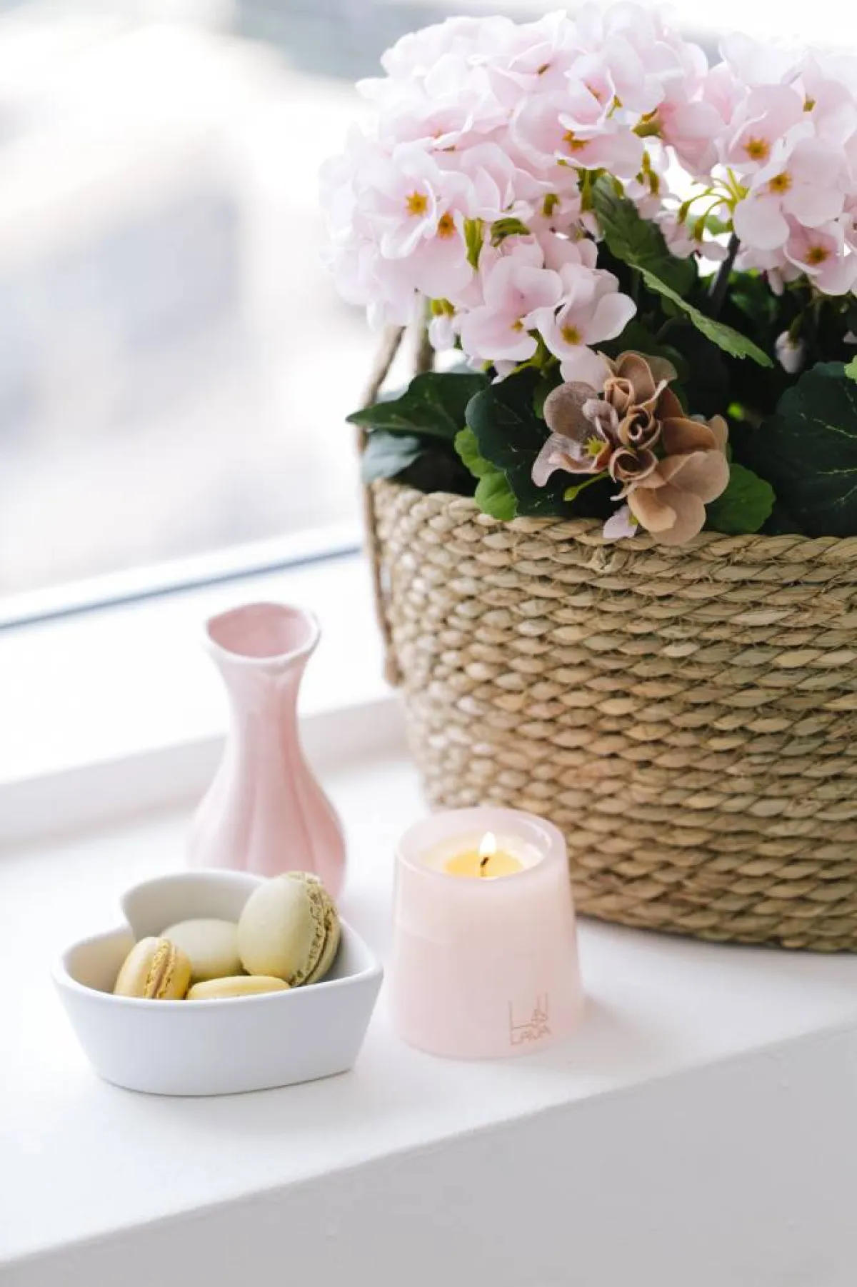 الشموع مع الأزهار