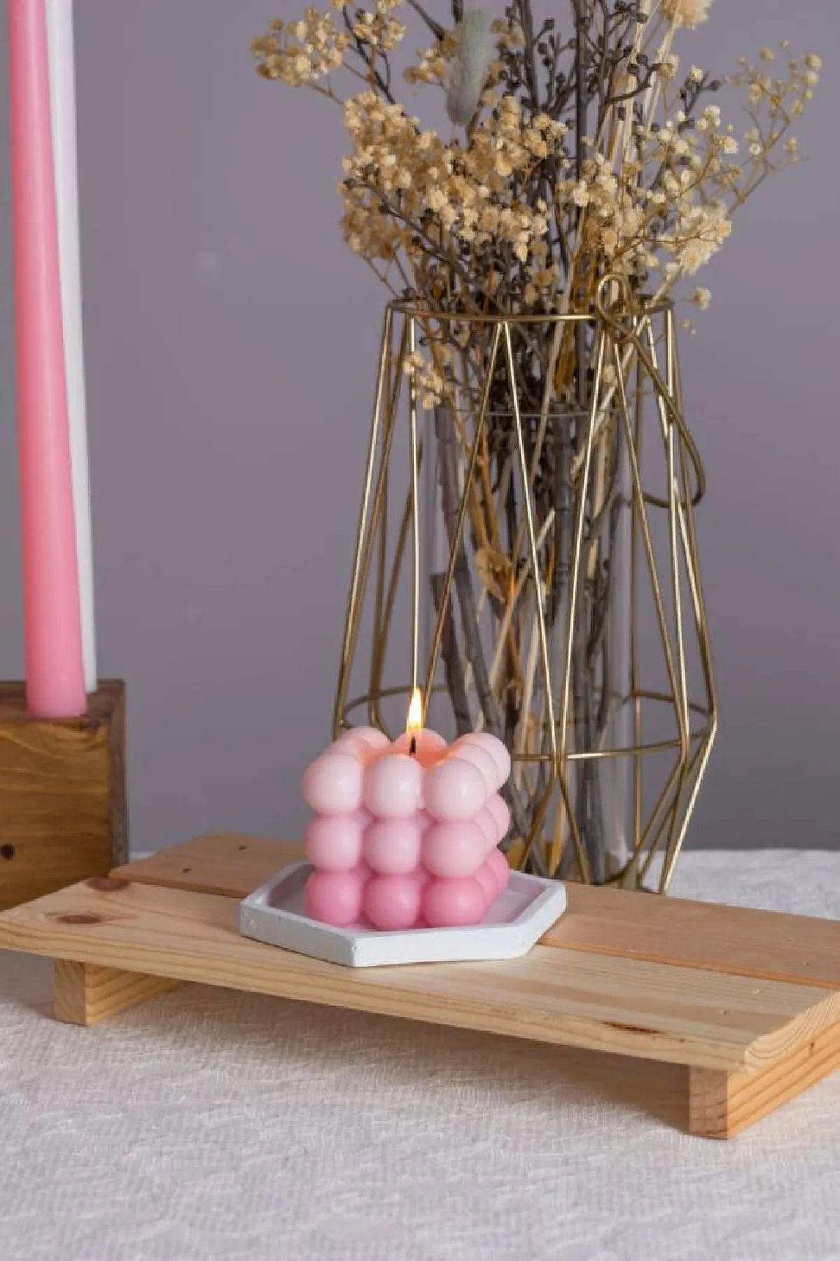 الشموع توزّع على صينيّة 