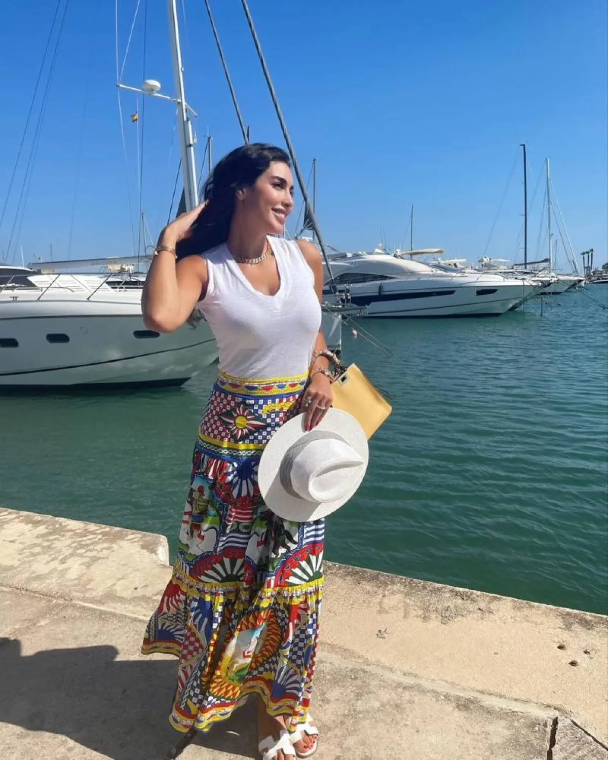 ياسمين صبري بإطلالة نهارية بألوان صيفية مبهجة