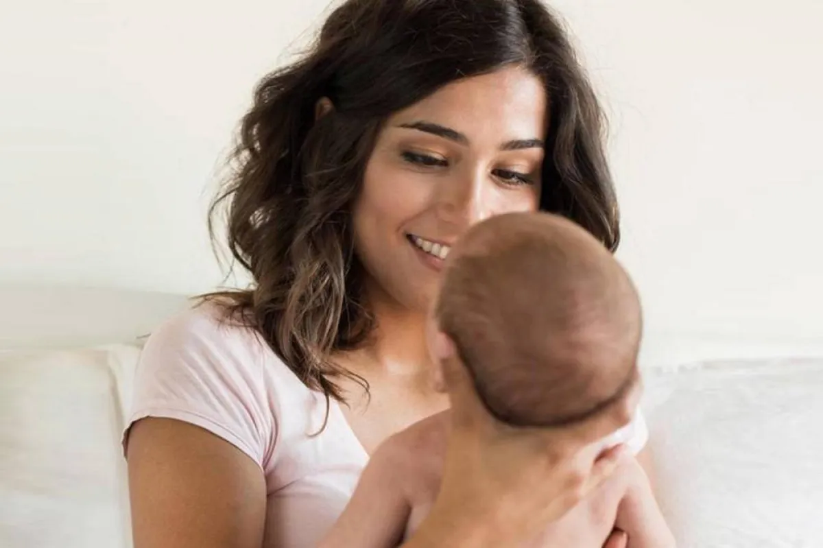 صورة [م تقوم بحمل طفلها