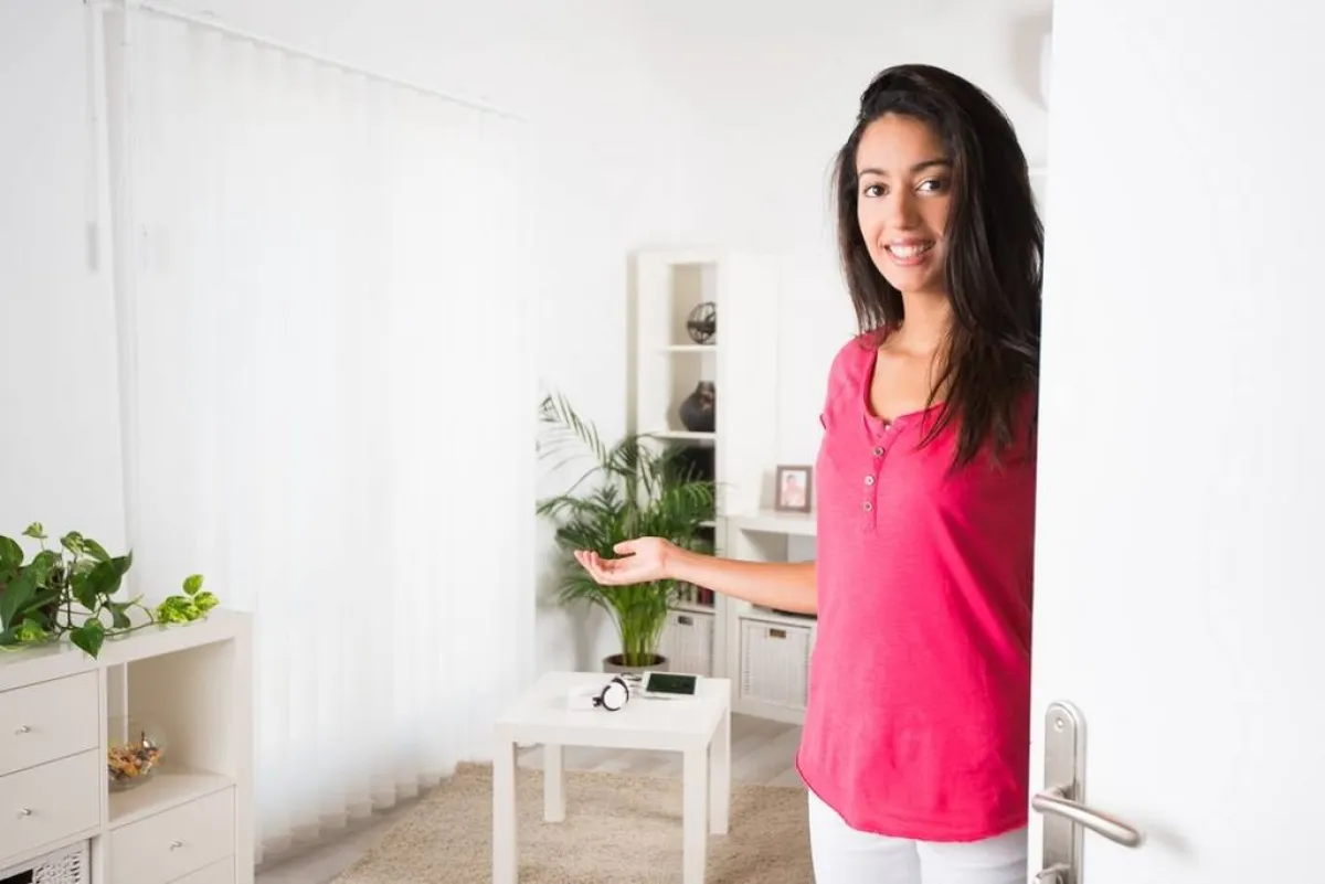 صاحبة العزومة تفتح الباب لضيوفها، بنفسها