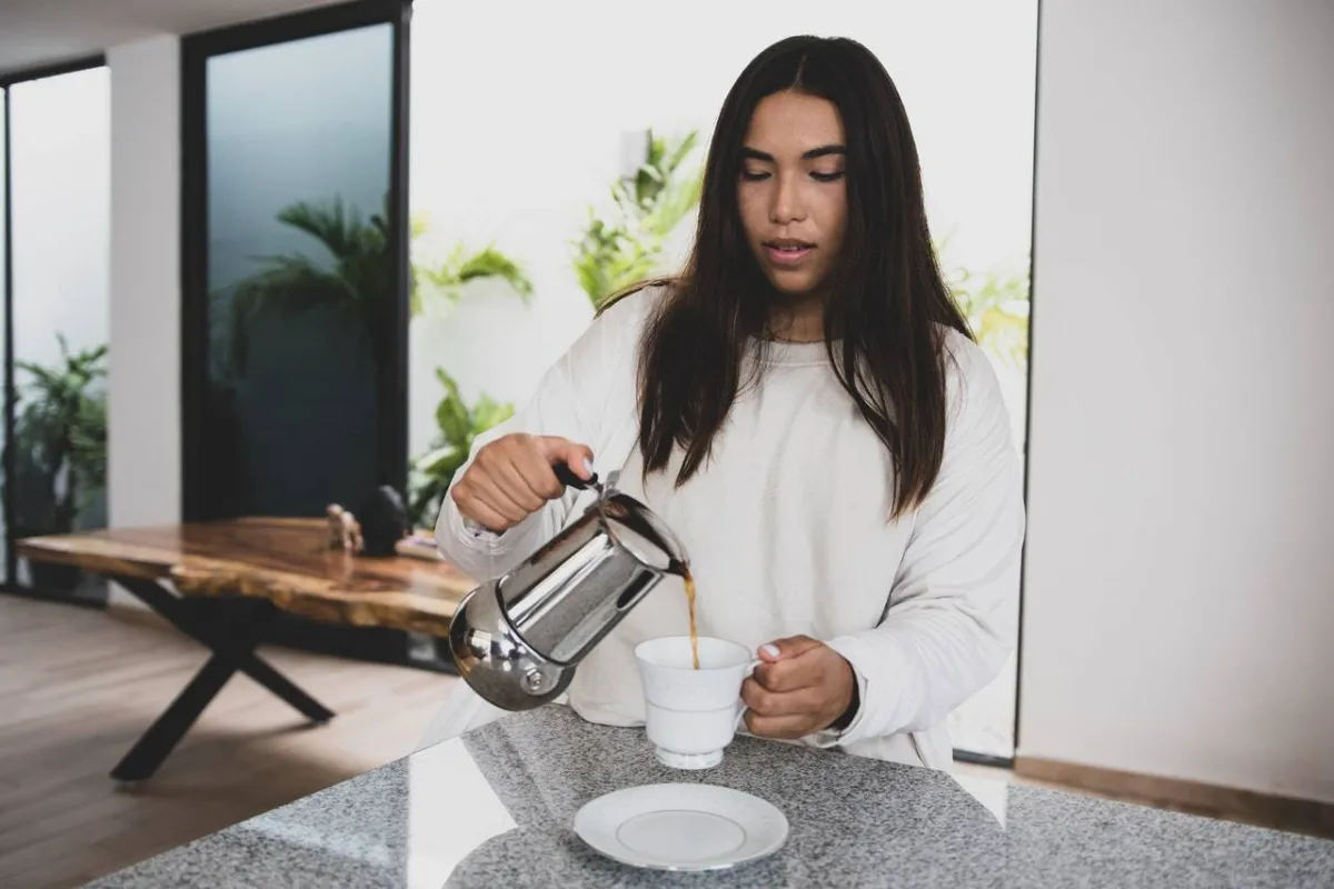 صورة لأم تشرب القهوة بكثرة