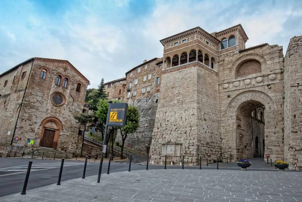 القوس الإتروسكاني