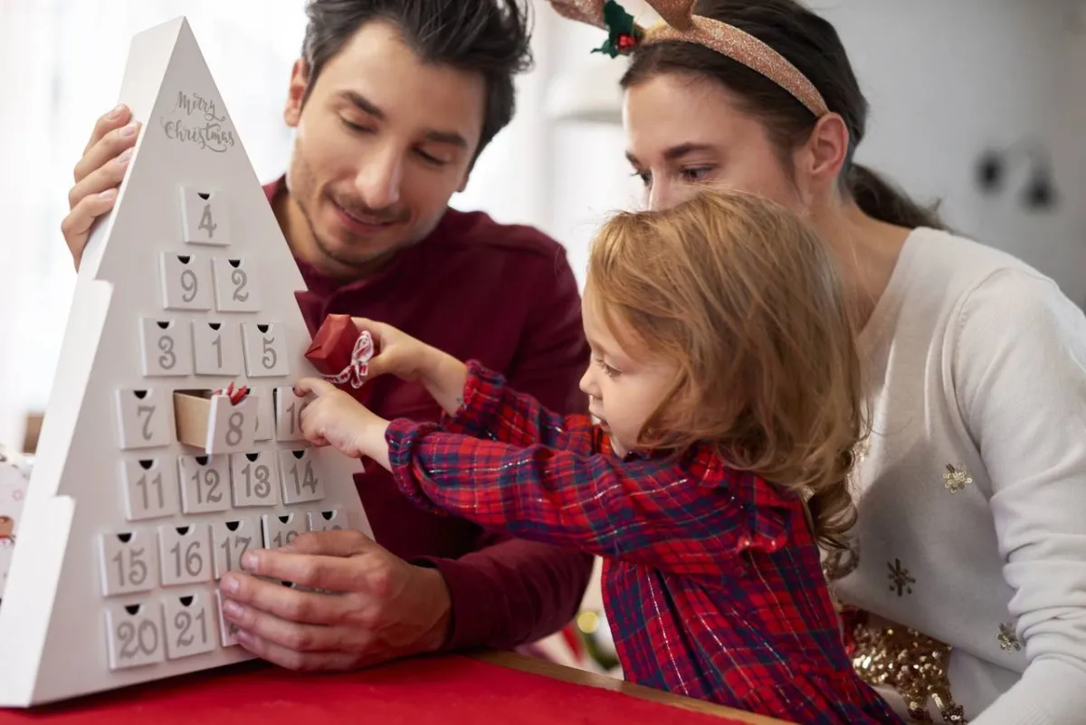 صورة لأبوين مع طفلتهما