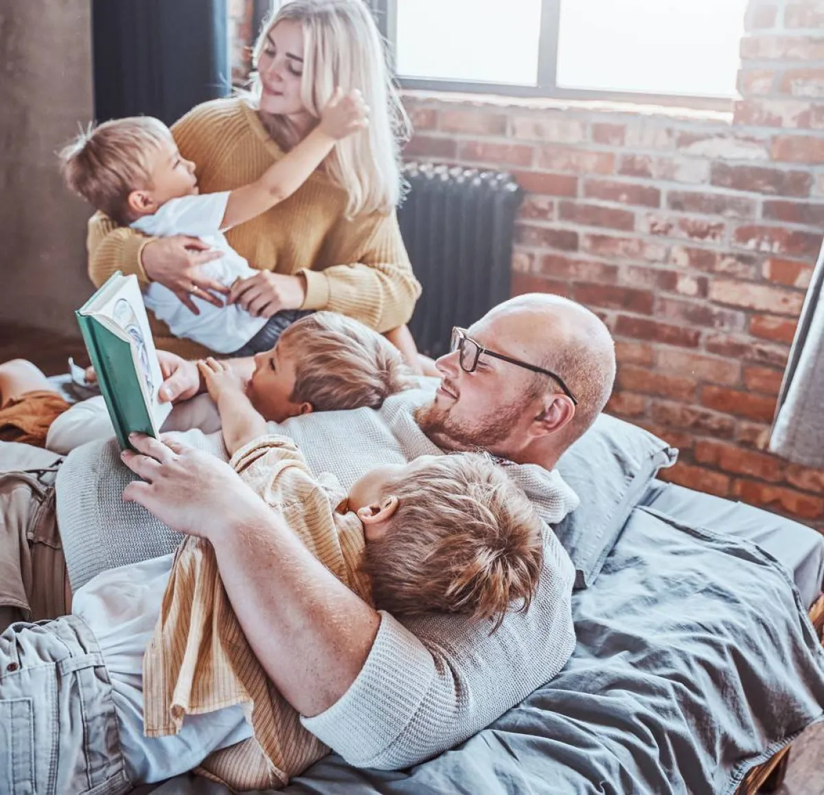 صورة لعائلة تجهز أطفالها للنوم