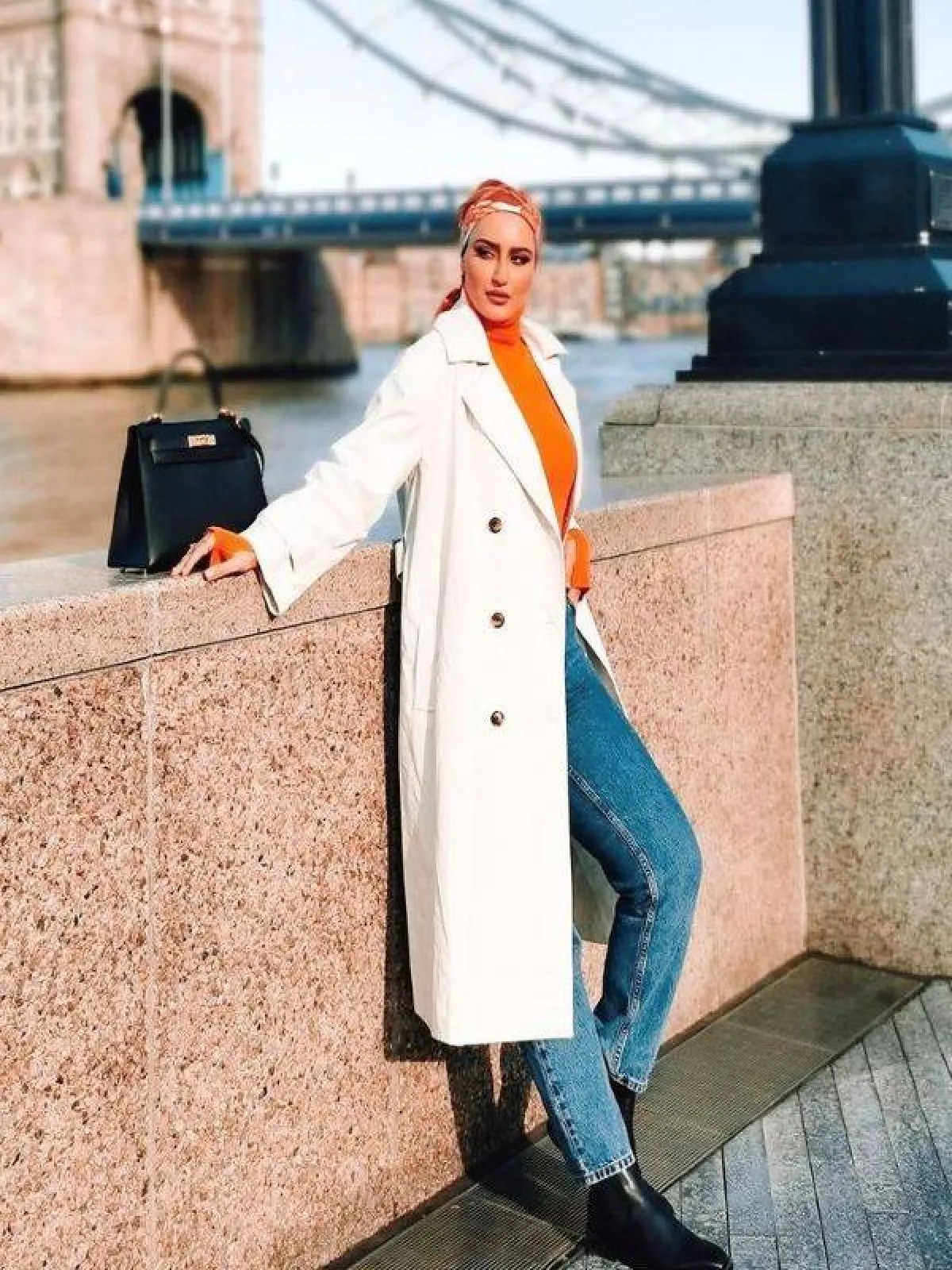 دلال الدوب بمعطف عملي