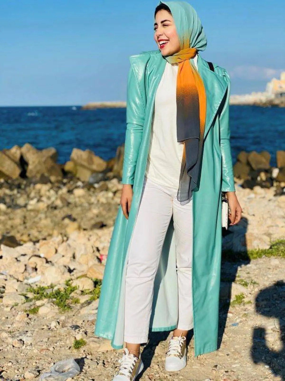 اية مكرم بمعطف الجلد