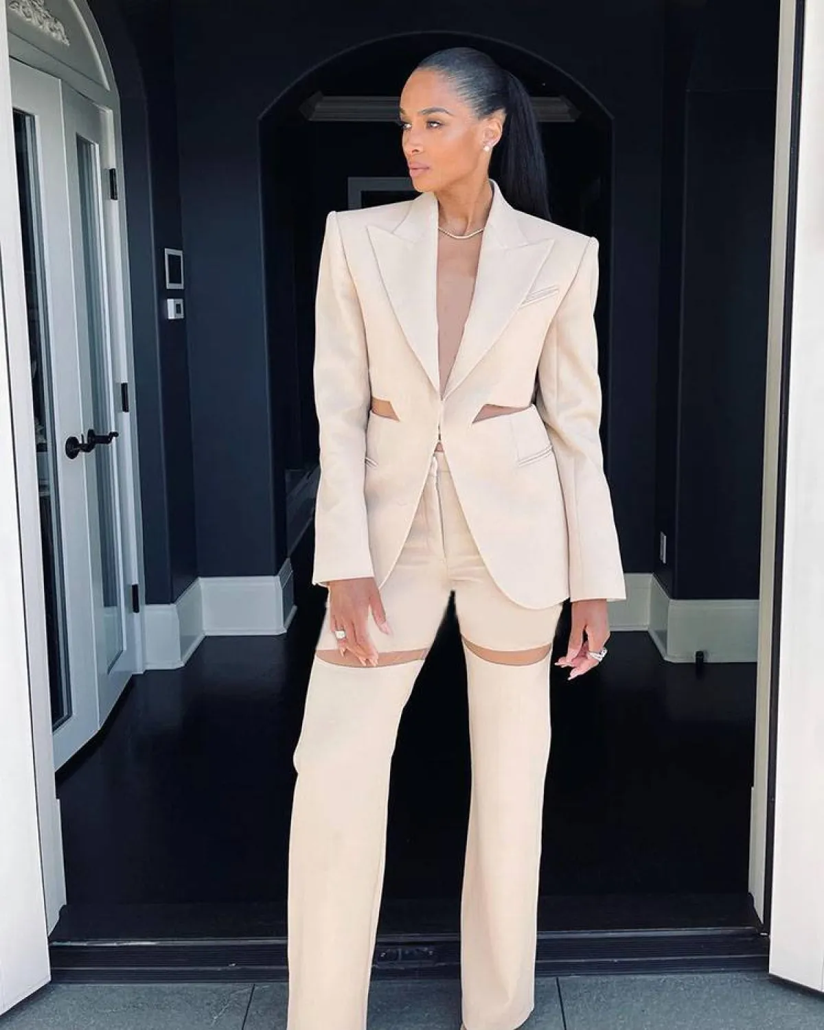 سيارا ترتدي من تييري موغلير