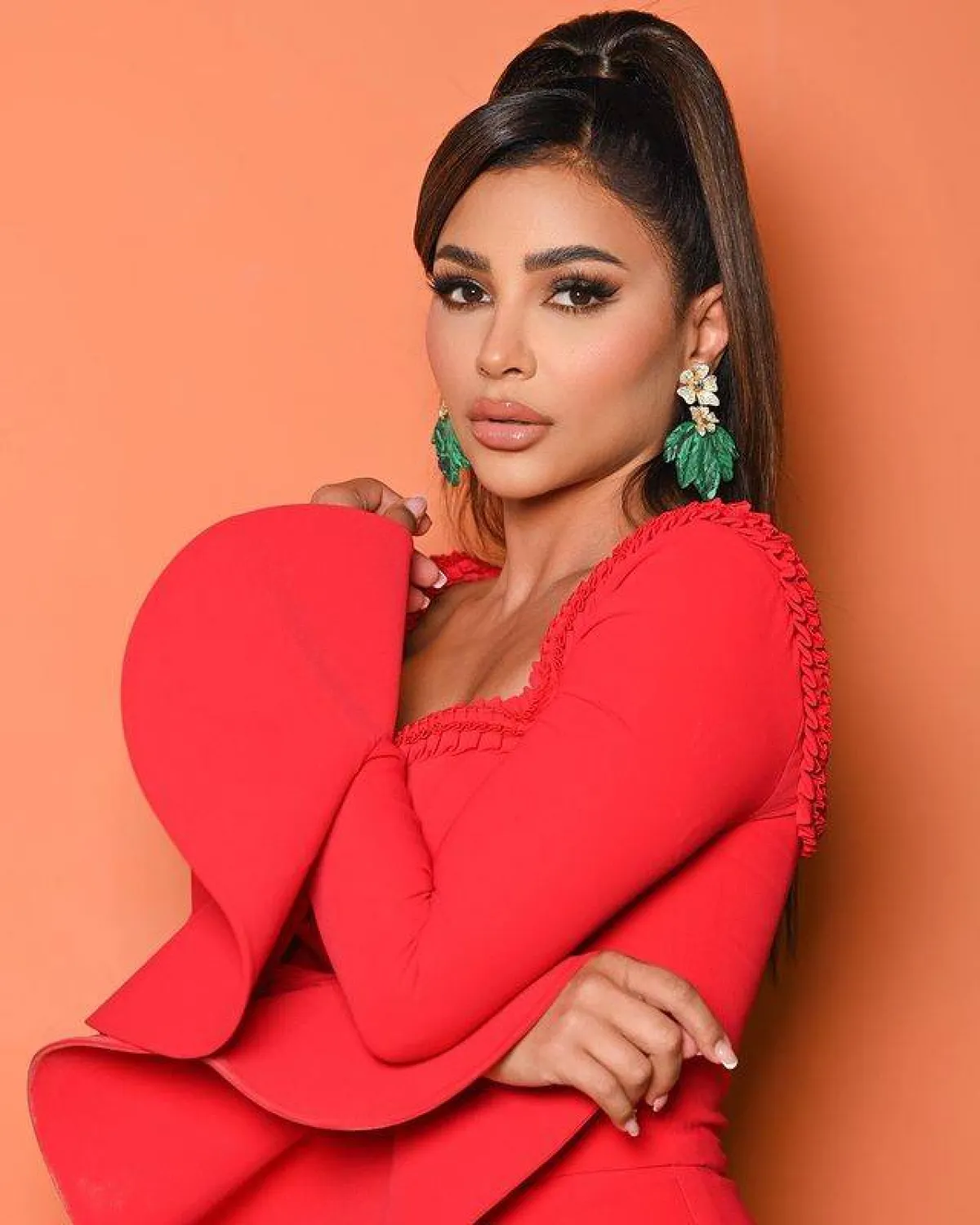 مجوهرات مهيرة عبد العزيز المميزة مع الفستان الأحمر-الصورة من حساب مهيرة عبد العزيز