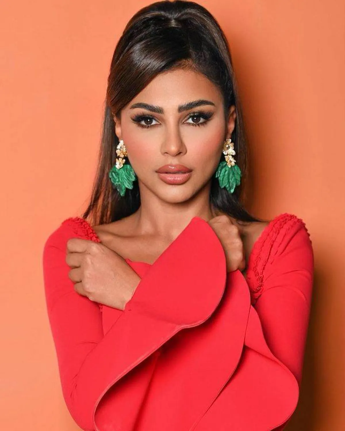 مجوهرات مهيرة عبد العزيز المميزة مع الفستان الأحمر-الصورة من حساب مهيرة عبد العزيز