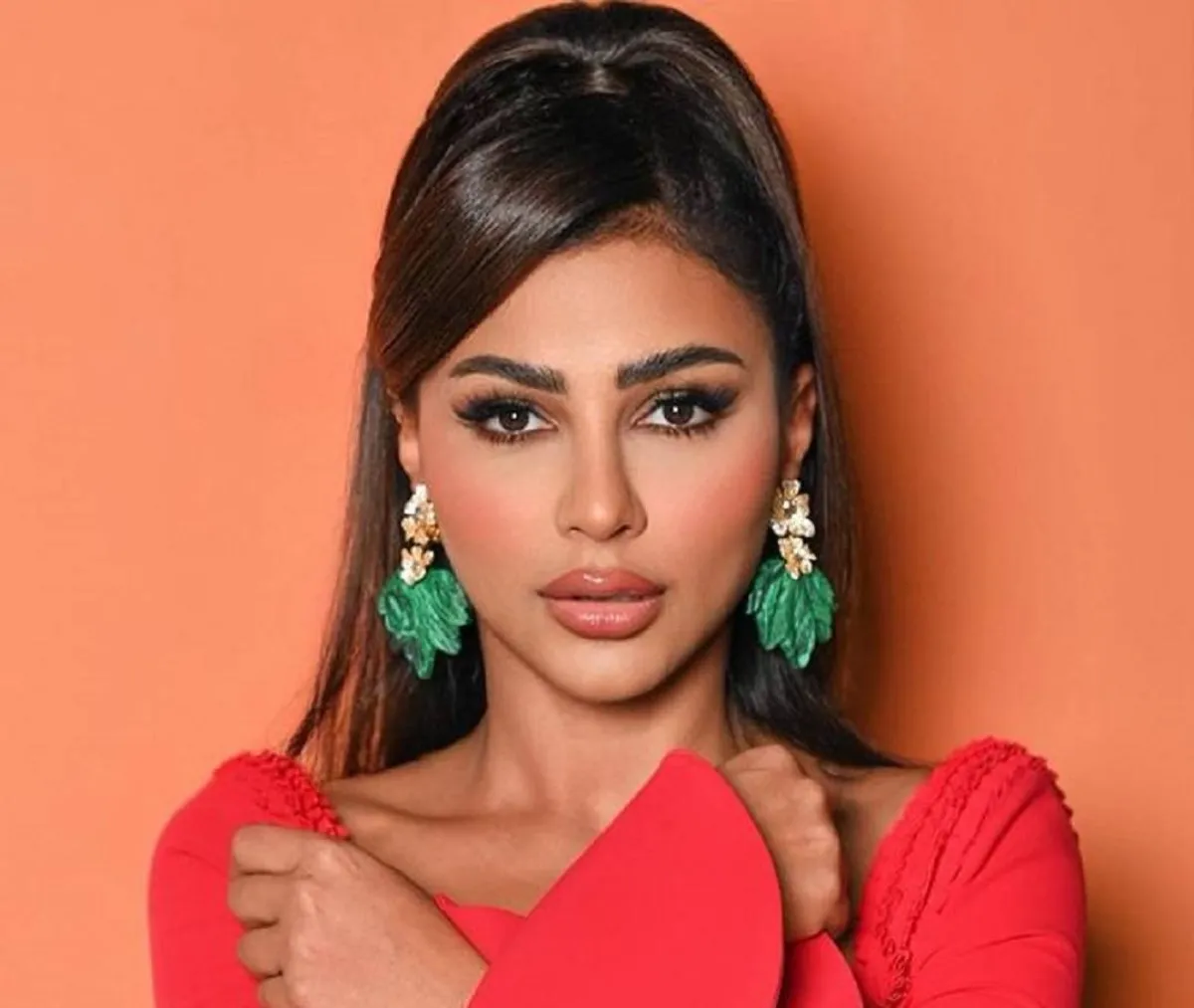 مجوهرات مهيرة عبد العزيز المميزة مع الفستان الأحمر-الصورة من حساب مهيرة عبد العزيز