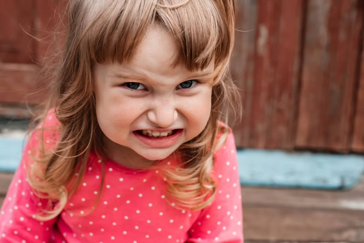 صورة لطفلة مصابة بالغضب