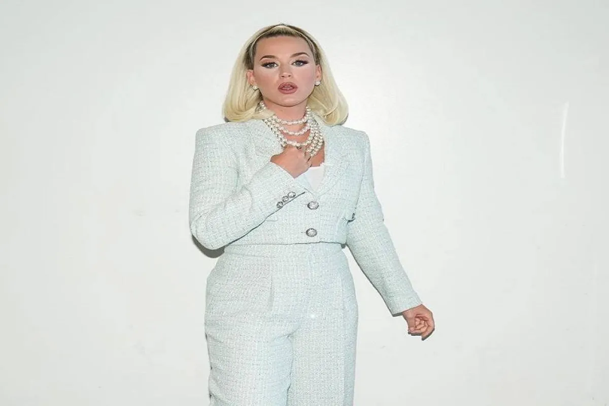 كيتي بيري بمجوهرات من اللؤلؤ الأبيض-الصورة من حسابها على انستغرام