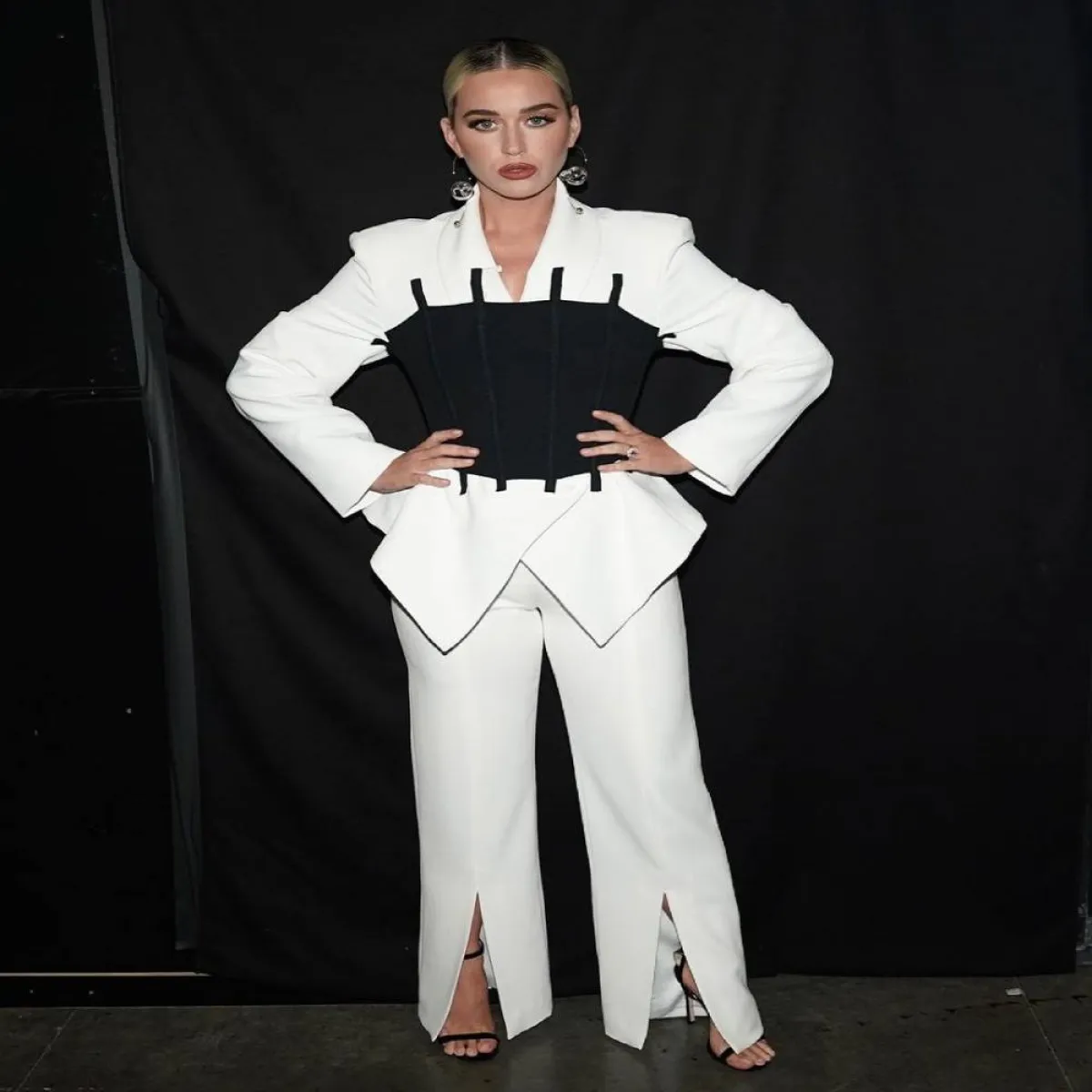 كيتي بيري بأقراط كبيرة متدلية من الأذن-الصورة من حسابها على انستغرام