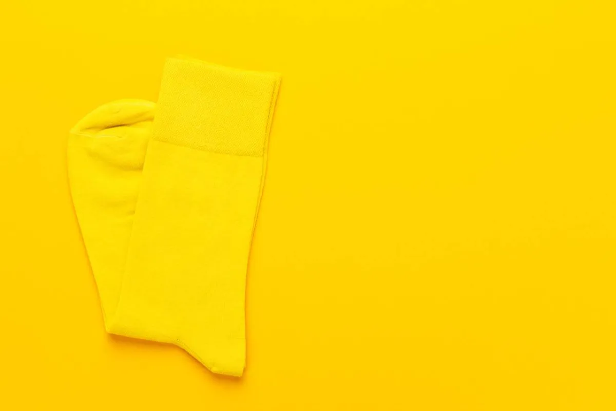 صورة لجوارب صفراء