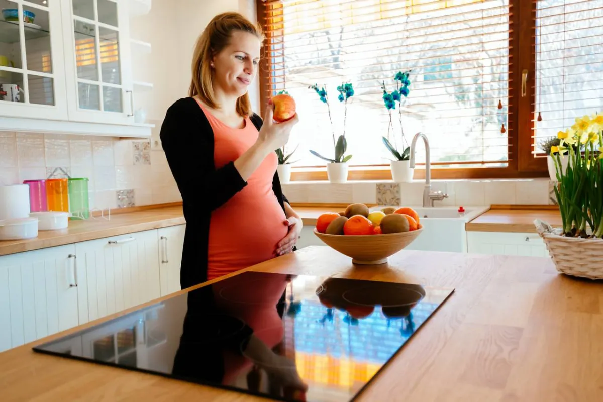 صورة لحامل تتناول طعام صحي