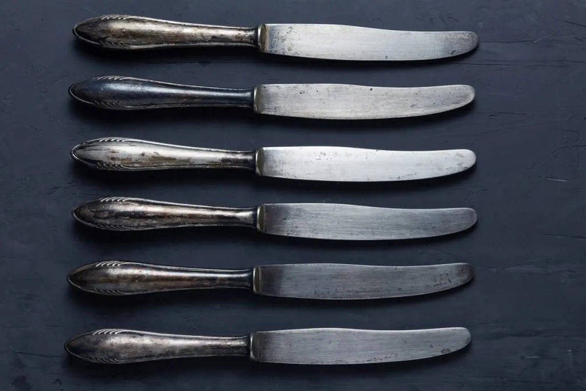 عصير البصل يُخلّص من بقع الصدأ