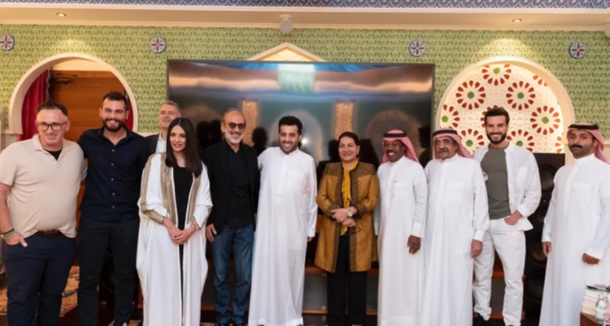 تركي ال الشيخ وصورة تجمعة مع فريق العمل - الصورة من تويتر المستشار تركي ال الشيخ