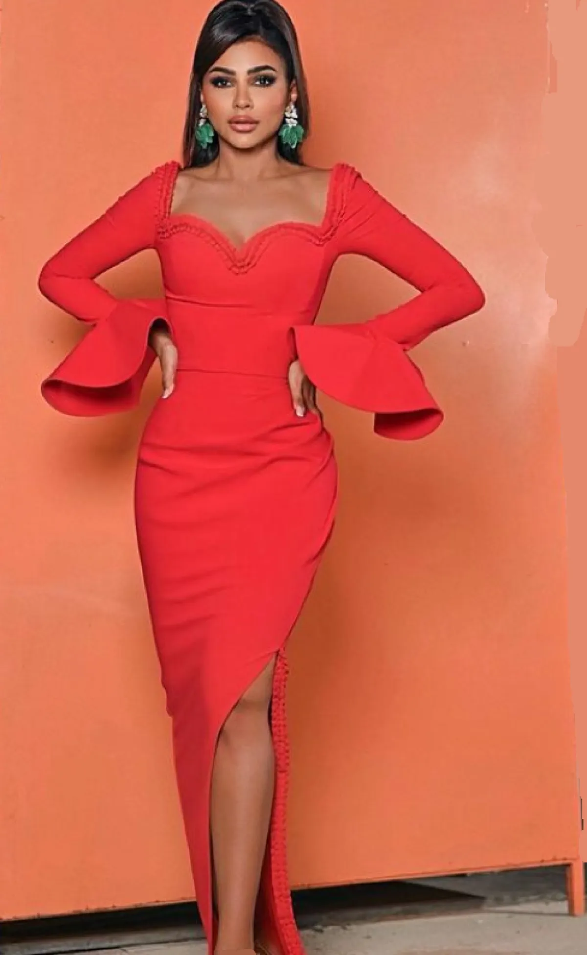 مهيرة عبد العزيز ترتدي فستاناً ارجوانياً