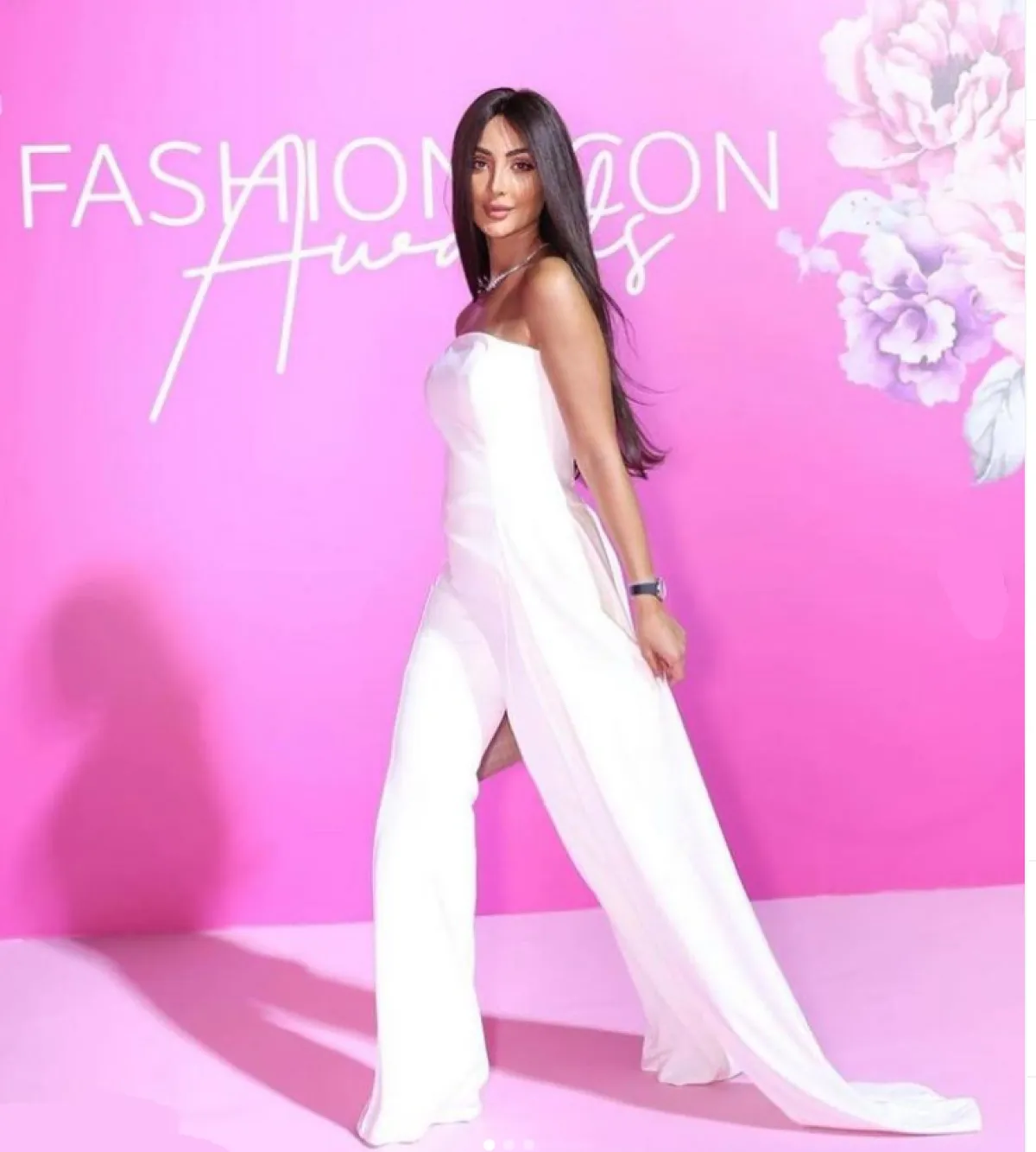 نور الغندور ترتدي جمبسوت أبيض