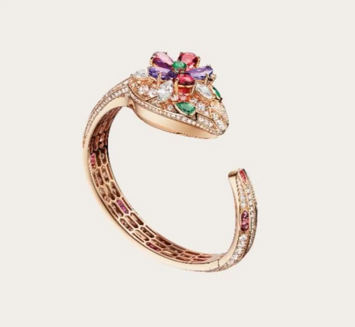 ساعة مزينة بحجر التنزانيت من بولغاري Bvlgari