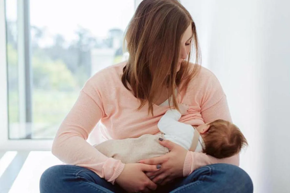 صورة أم ترضع طفلها